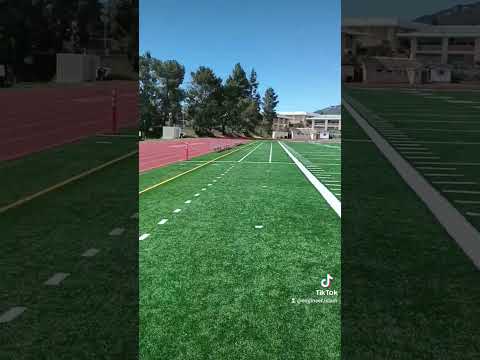 ملعب كرة القدم الامريكيه بجامعه grossmont بولاية كاليفورنيا