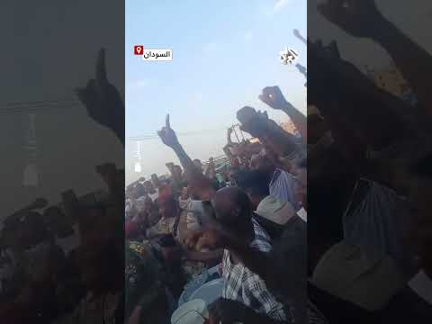 رئيس مجلس السيادة السوداني عبد الفتاح البرهان يزور سوقا شعبيا في الخرطوم