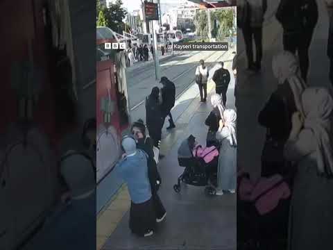 حارس أمن ينقذ سيدة قبل اصطدام الترام مباشرة أثناء ارتداءها السماعات