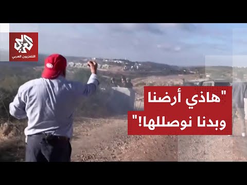 منعوه من العبور لقطف أشجار زيتونه.. فلسطيني أعزل يتحدى جنود الاحتلال رغم استعمالهم الرصاص والغاز!